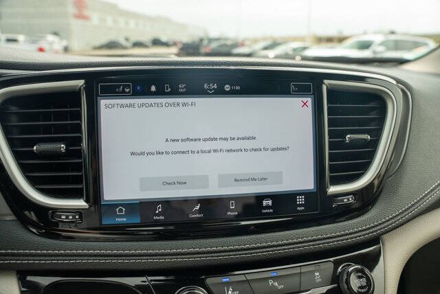 2023 Chrysler Pacifica Plug-In Hybrid Touring L