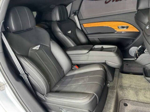 2023 Bentley Bentayga EWB V8