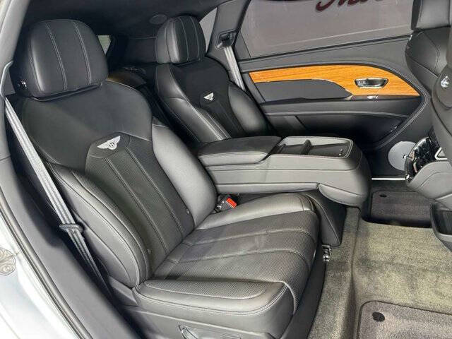 2023 Bentley Bentayga EWB V8
