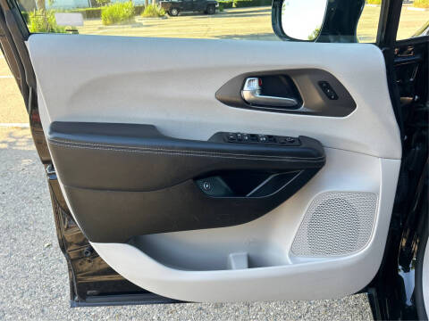 2024 Chrysler Pacifica Plug-In Hybrid Select