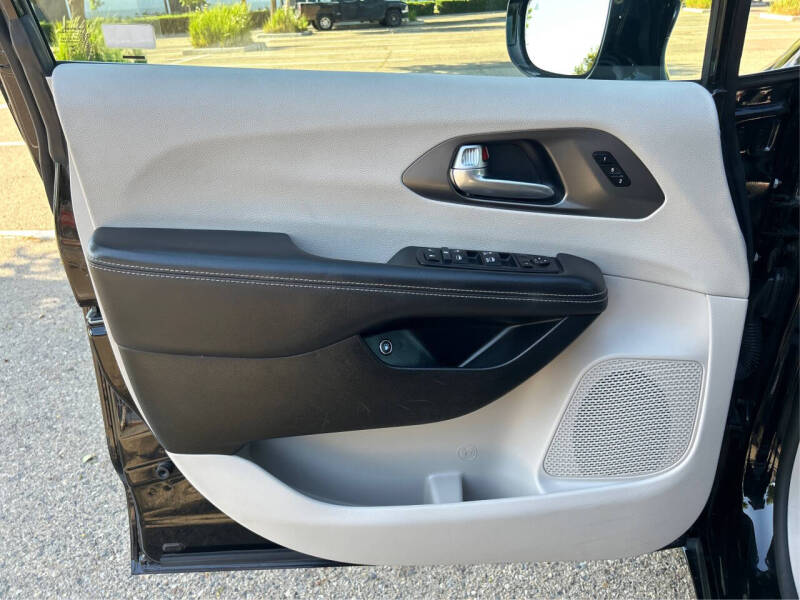 2024 Chrysler Pacifica Plug-In Hybrid Select