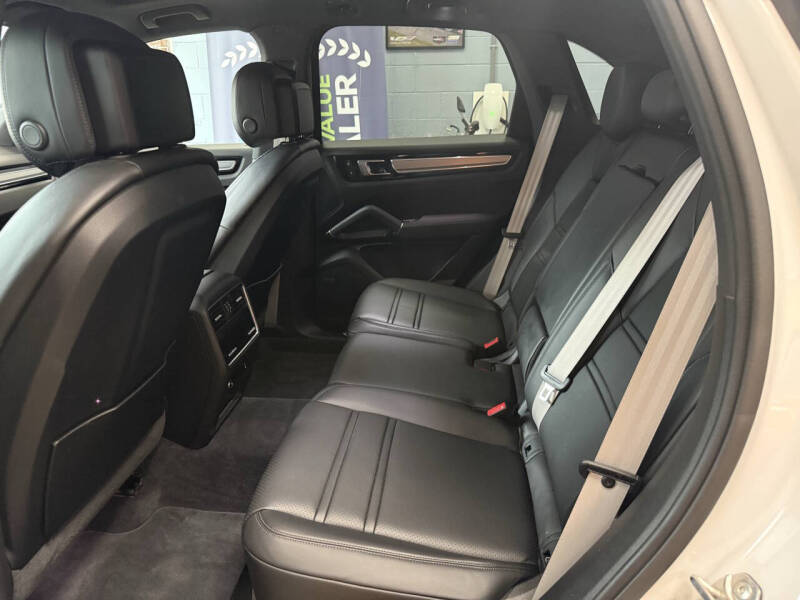 2023 Porsche Cayenne Platinum Edition