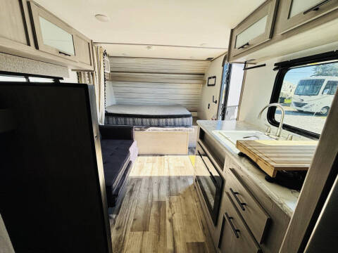 2023 Coleman Lantern 17B