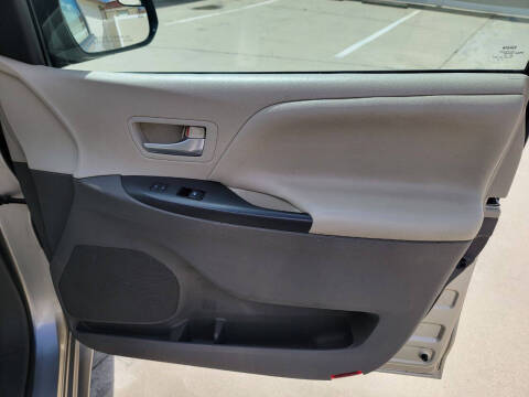 2015 Toyota Sienna LE 8-Passenger