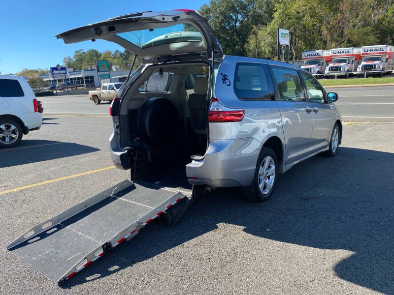 2018 Toyota Sienna L photo 2