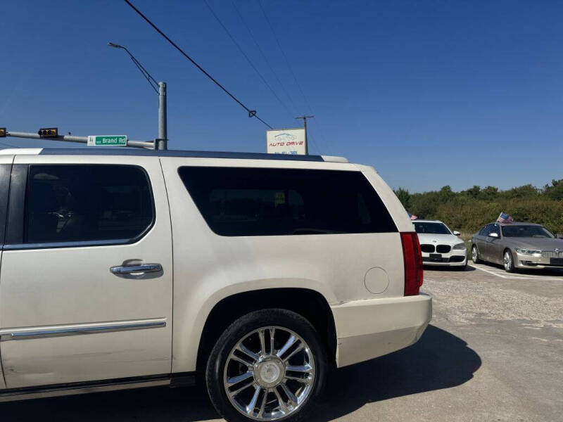 2011 Cadillac Escalade ESV Platinum Edition photo 13