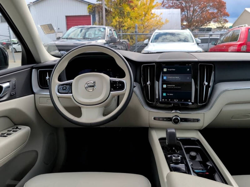 2025 Volvo XC60 T8 Plus Dark Theme