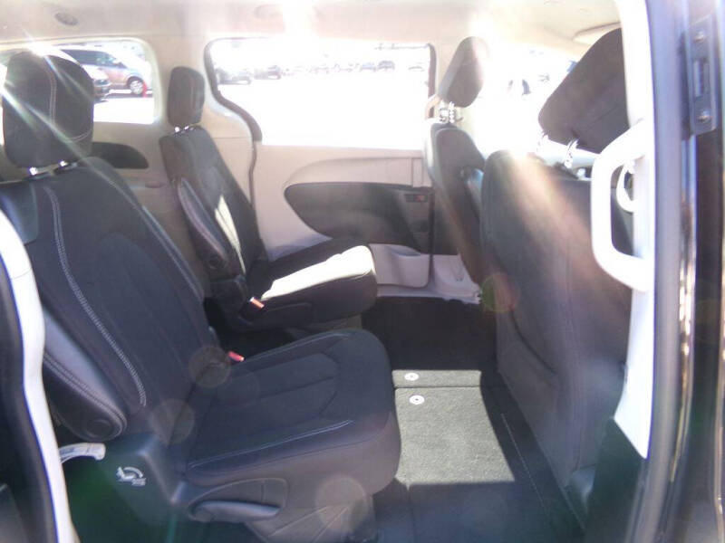 2022 Chrysler Voyager LX