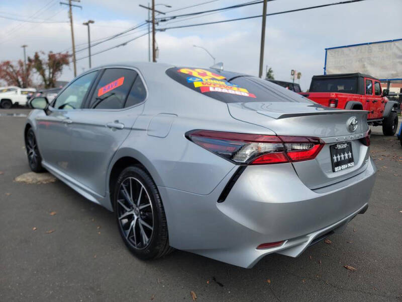 2022 Toyota Camry SE photo 3