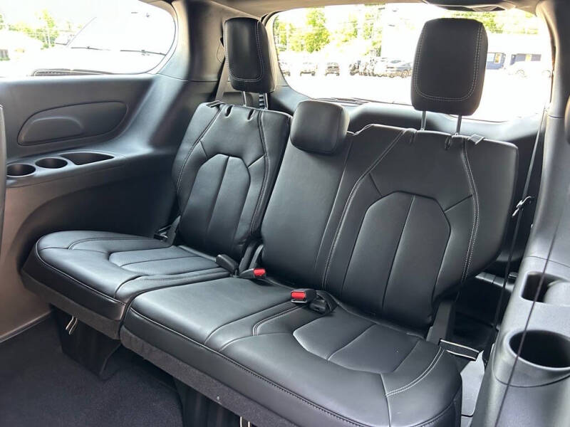 2025 Chrysler Voyager LX