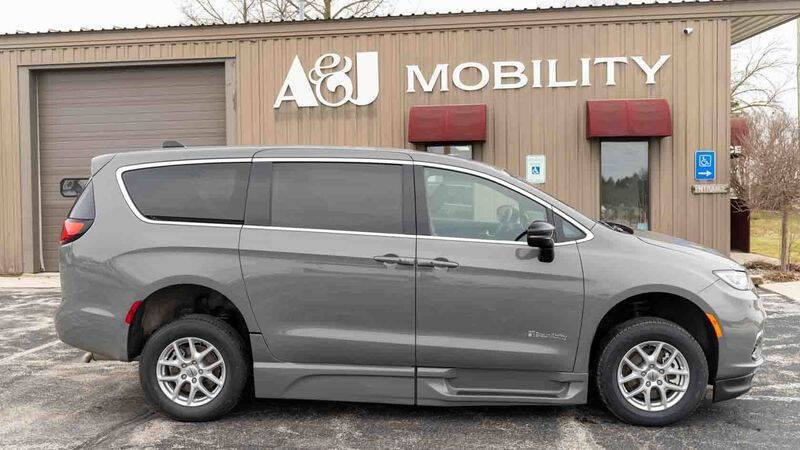 2025 Chrysler Pacifica Select