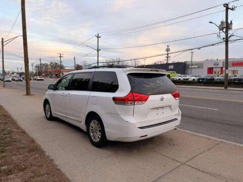 2013 Toyota Sienna XLE 8-Passenger
