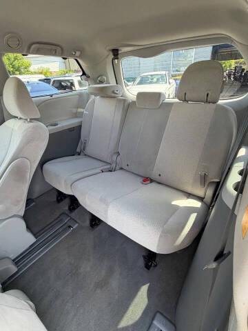 2013 Toyota Sienna LE 8-Passenger