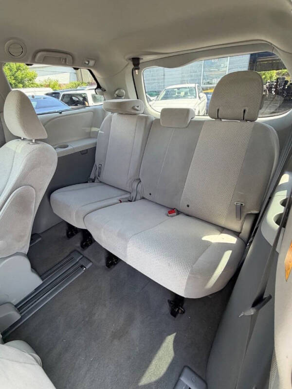 2013 Toyota Sienna LE 8-Passenger
