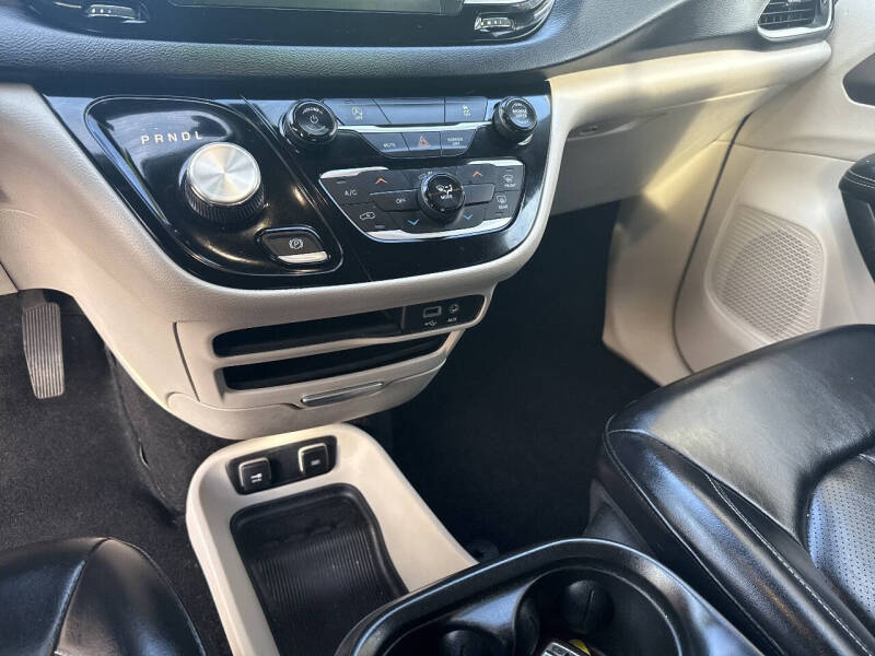 2020 Chrysler Voyager LXi