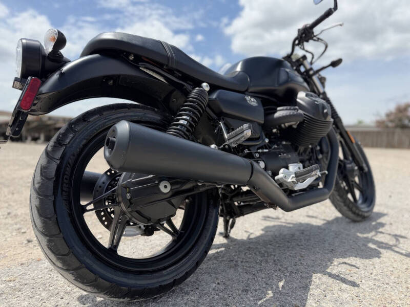 2022 Moto Guzzi V7 Stone E5
