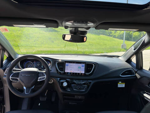 2027 Chrysler Pacifica Select