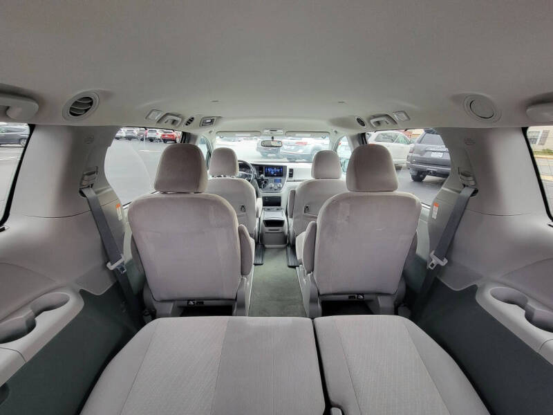 2017 Toyota Sienna LE 7-Passenger