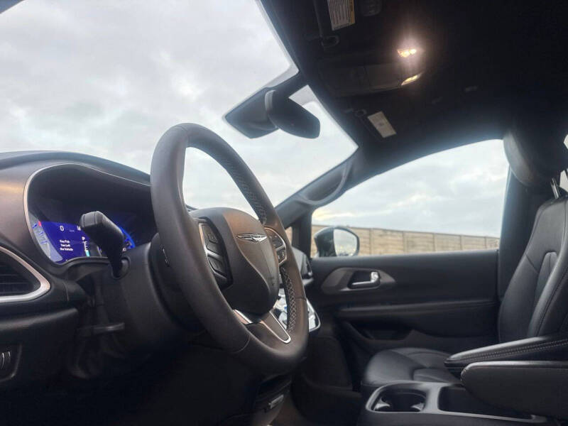 2025 Chrysler Pacifica Select