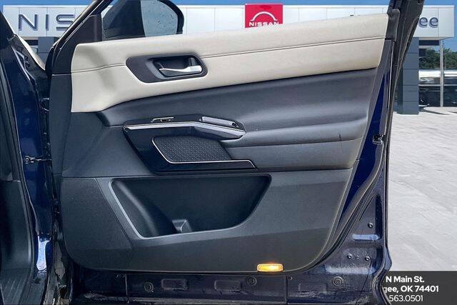 2022 Nissan Pathfinder SV