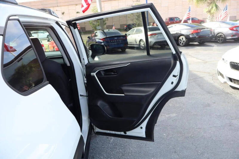 2020 Toyota RAV4 LE