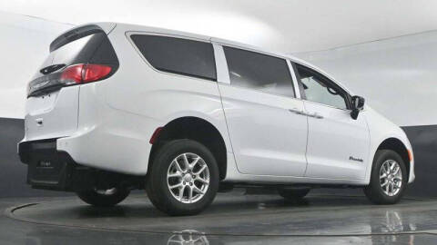 2025 Chrysler Voyager LX