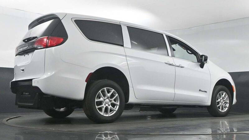 2025 Chrysler Voyager LX