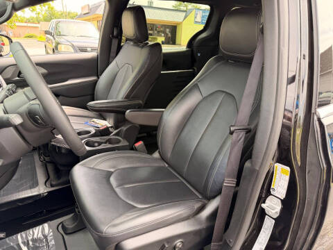 2025 Chrysler Pacifica Select