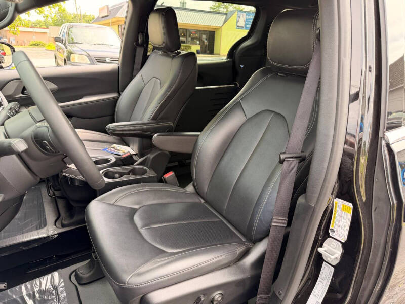 2025 Chrysler Pacifica Select