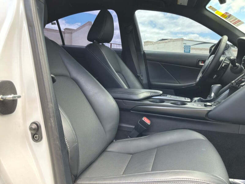 2023 Lexus IS 300