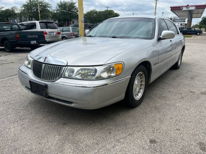 2002 Lincoln Town Car for sale at Friendly Auto Sales in Pasadena TX