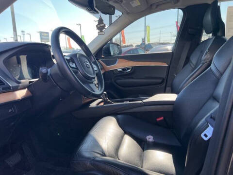 2021 Volvo XC90 T6 Momentum 7-Passenger