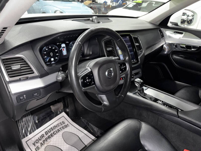 2016 Volvo XC90 T6 Momentum