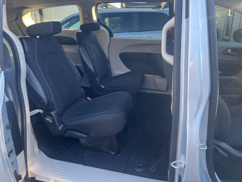 2022 Chrysler Voyager LX