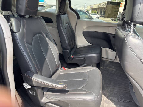 2017 Chrysler Pacifica Touring-L