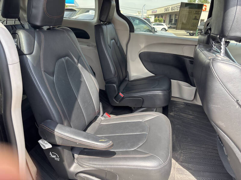 2017 Chrysler Pacifica Touring-L