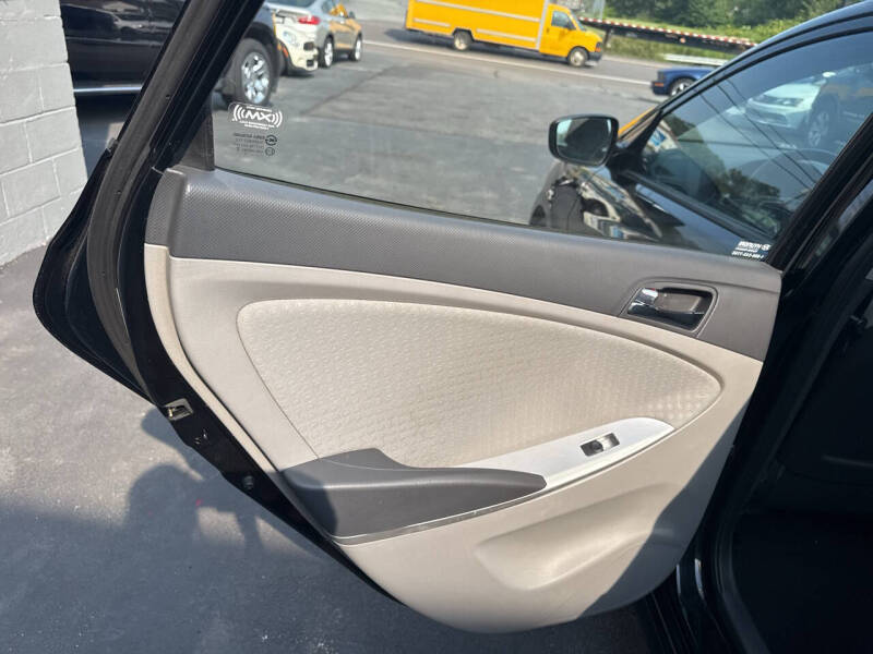 2012 Hyundai Accent SE