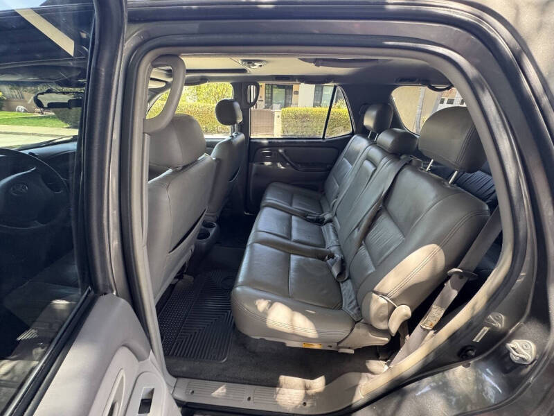 2004 Toyota Sequoia SR5