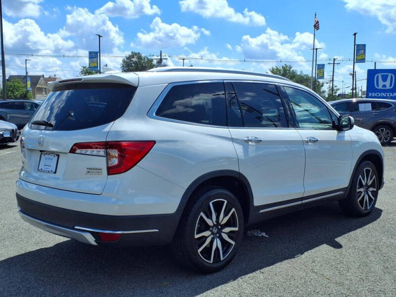 2022 Honda Pilot Touring w/Rear Captain's Chairs
