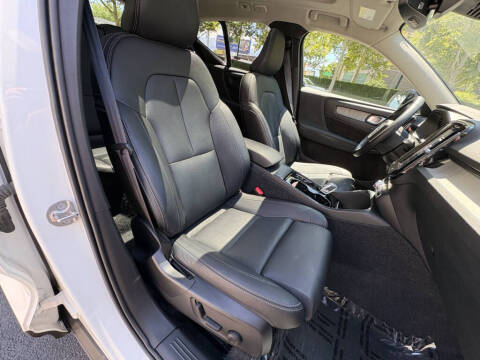 2025 Volvo XC40 B5 Plus Dark Theme