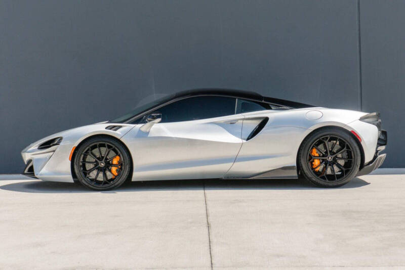 2023 McLaren Artura