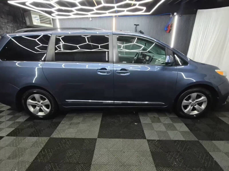 2017 Toyota Sienna LE 8-Passenger