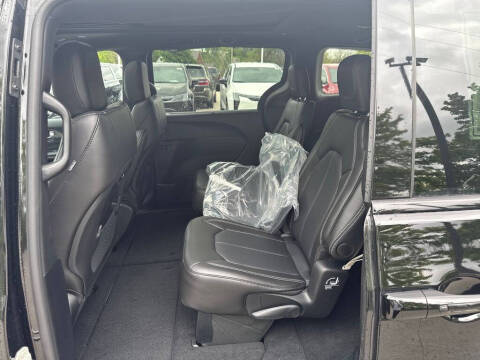 2026 Chrysler Pacifica Select