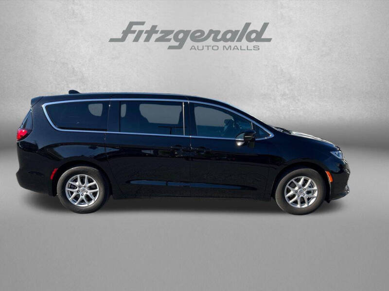 2025 Chrysler Pacifica Select