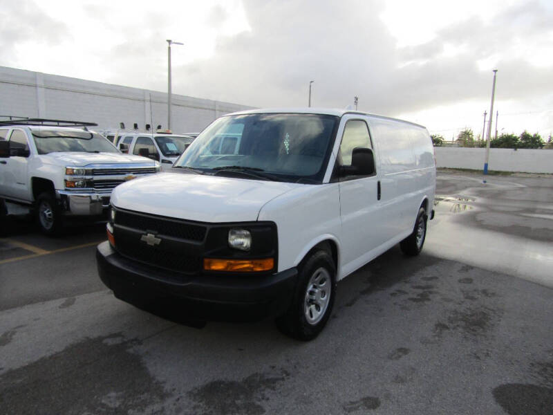 2014 Chevrolet Express Cargo Work Van photo 2