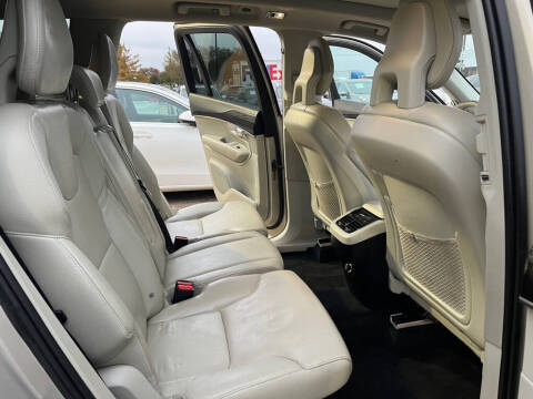 2016 Volvo XC90 T6 Momentum