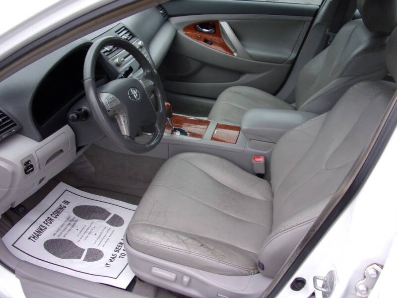 2010 Toyota Camry XLE photo 11