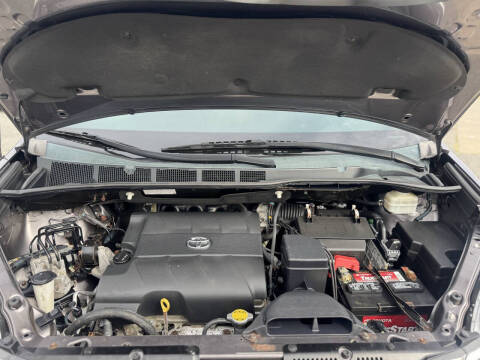 2014 Toyota Sienna XLE 7-Passenger Auto Access Seat