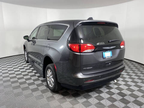 2022 Chrysler Voyager LX