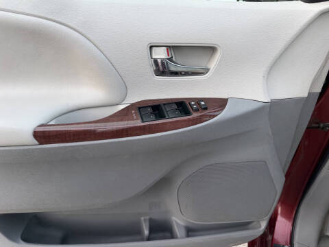 2014 Toyota Sienna XLE 7-Passenger